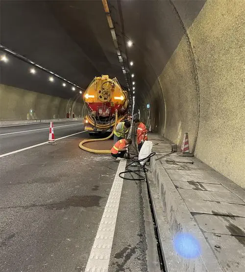 永嘉隧道排水渠清淤